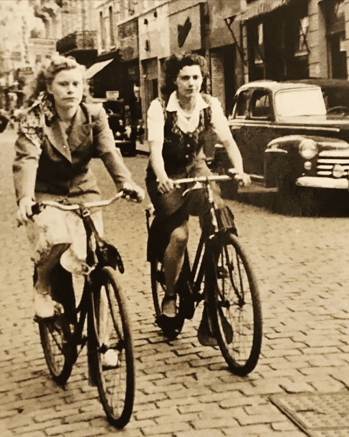 Очень старые фото девушек на велосипеде 44