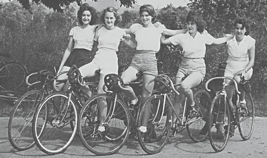 Очень старые фото девушек на велосипеде 77