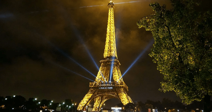 Эйфелева башня - это символ Парижа и Франции в целом